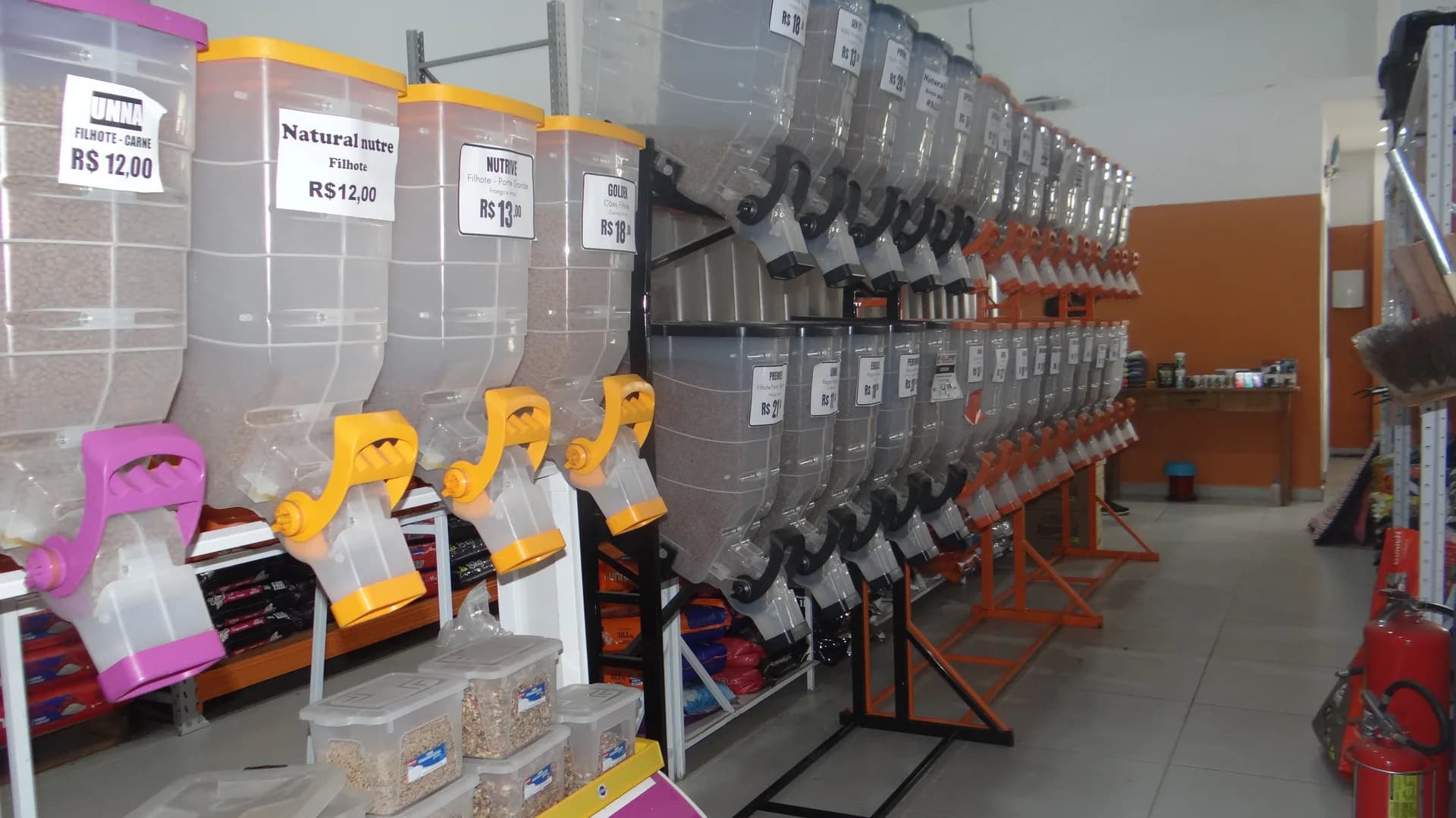 Dispensers de ração a granel com preços visíveis